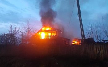 Vilă cuprinsă de flăcări. Pompierii …