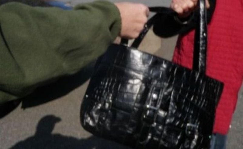Femeie reținută pentru mai multe infracțiuni de furt în Botoșani