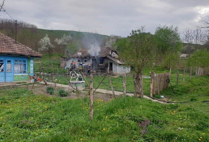 Incendiu la Brăești! Un tânăr de 29 ani și-a incendiat bunurile dintr-o cameră după o ceartă cu soția - FOTO