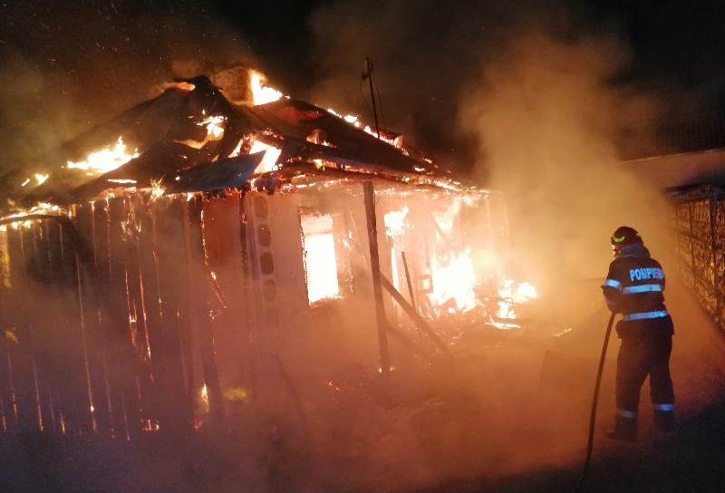 Incendiu! Familie din Dorohoi rămasă fără locuință din cauza neglijenței - FOTO