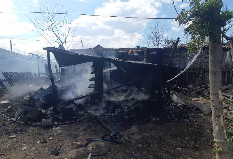 Două gospodării afectate de un incendiu produs din joaca unor copii - FOTO