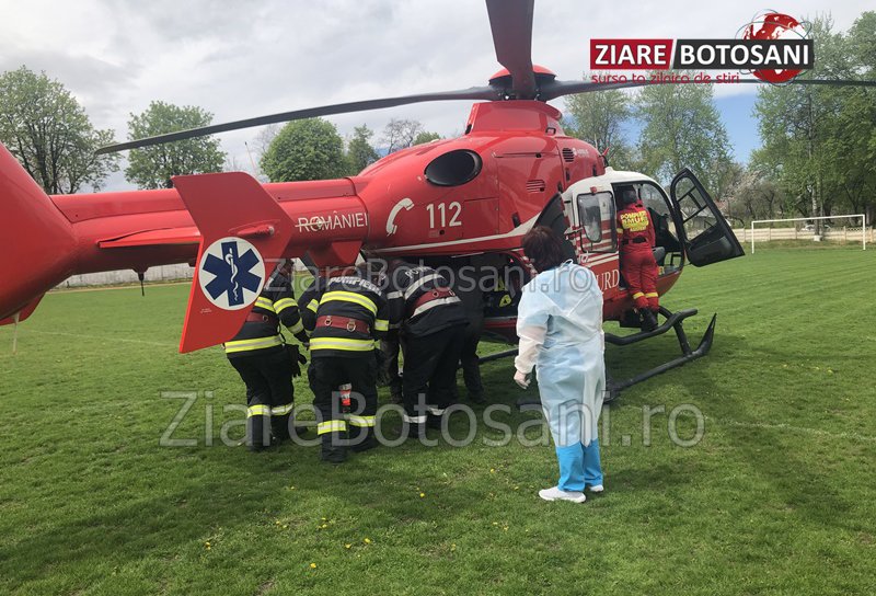 Bărbat din Broscăuți preluat de urgență de la Dorohoi de elicopterul SMURD - FOTO