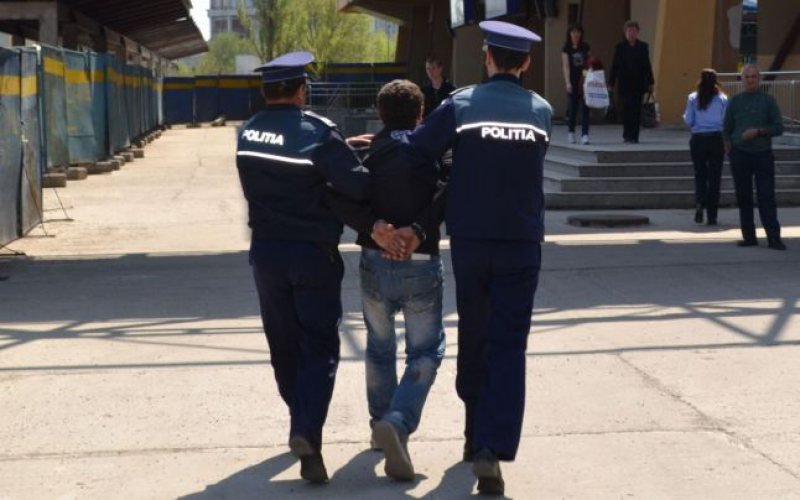 Tânăr din Hudești reținut după ce a furat peste 6.000 de lei dintr-un bar