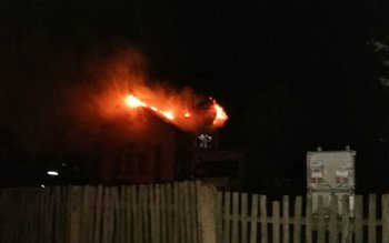 Casă cuprinsă de flăcări la …