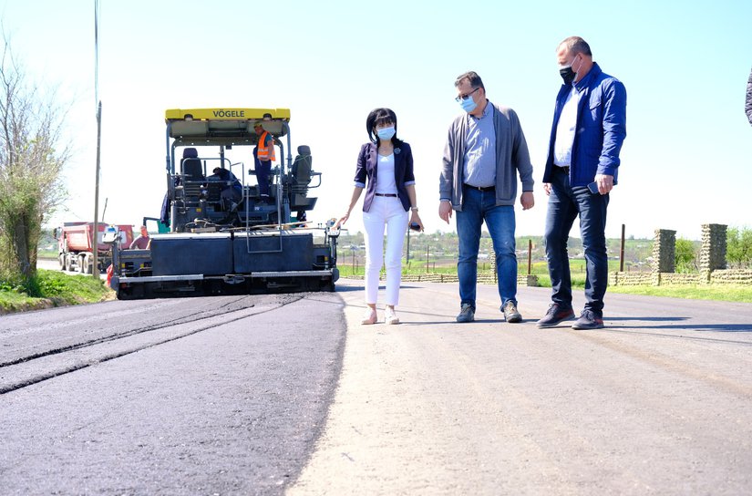 Asfalt turnat pe DJ 292A, Corlăteni – Dimăcheni - FOTO