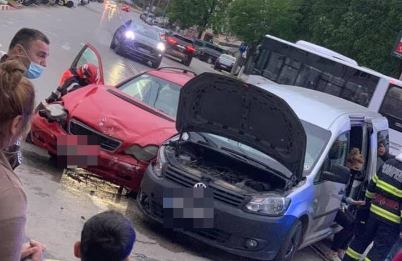 Accident cu trei victime! Două mașini s-au ciocnit într-o intersecție din Botoșani