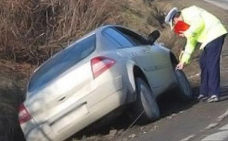 Cu alcoolu-n cap, un șofer s-a oprit cu mașina în șanțul de pe marginea drumului