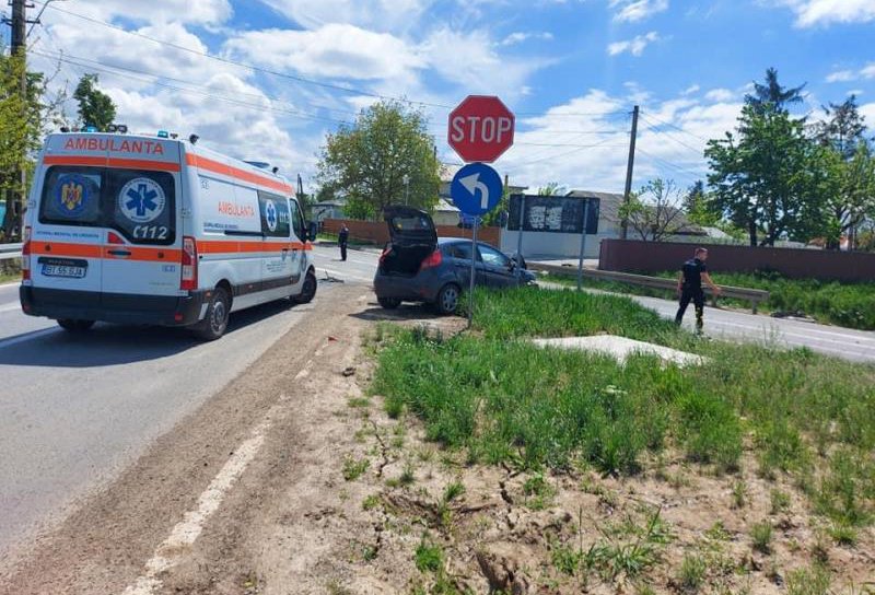 Accident la Huțani! O mașină s-a izbit într-o betonieră - FOTO