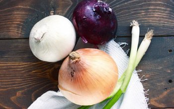 Ceapa întinerește pielea și curăță …