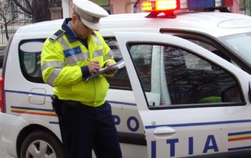 Un tânăr prins la volan fără permis a încercat să fugă de polițiști