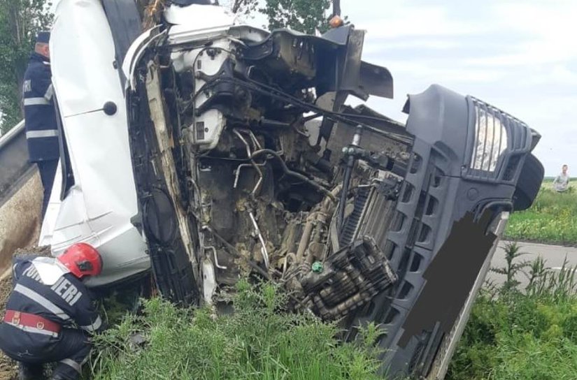 ACCIDENT! Camion încărcat cu piatră proiectat într-un copac - FOTO