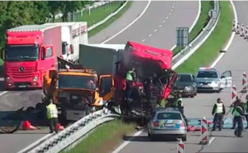 Un șofer român a murit strivit în camionul său, la granița dintre Cehia și Slovacia, chiar sub ochii poliției