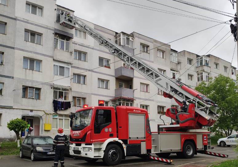 Femeie rămasă captivă în baie, salvată de pompierii dorohoieni