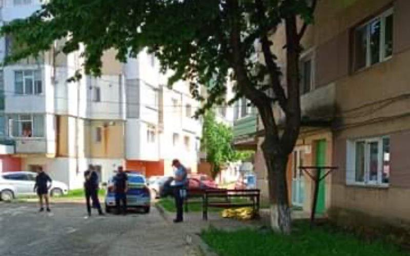 SINUCIDERE sau ACCIDENT? Un bătrân de 82 de ani din Dorohoi, a murit după ce a căzut de la etaj - FOTO