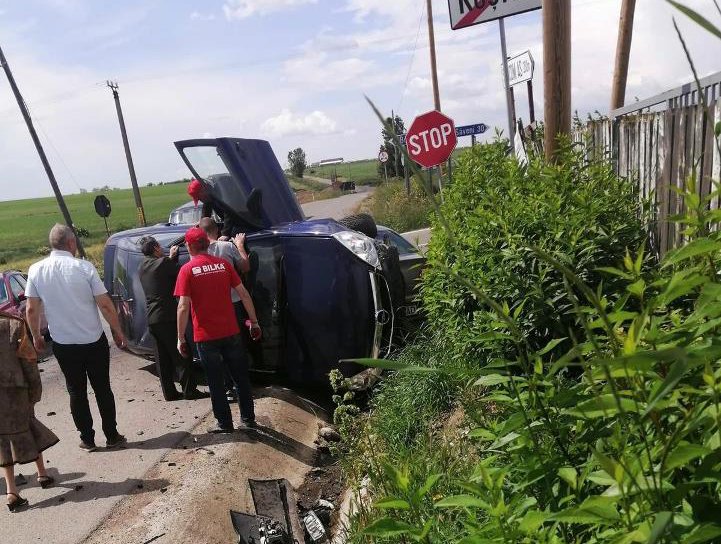 Accident grav pe un drum din județ! Două persoane au fost rănite