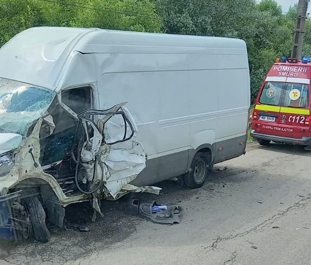 Accident pe drumul județean Mihăileni - Dersca. O autoutilitară a fost izbită de un camion