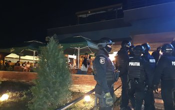 Mascații și zeci de polițiști …