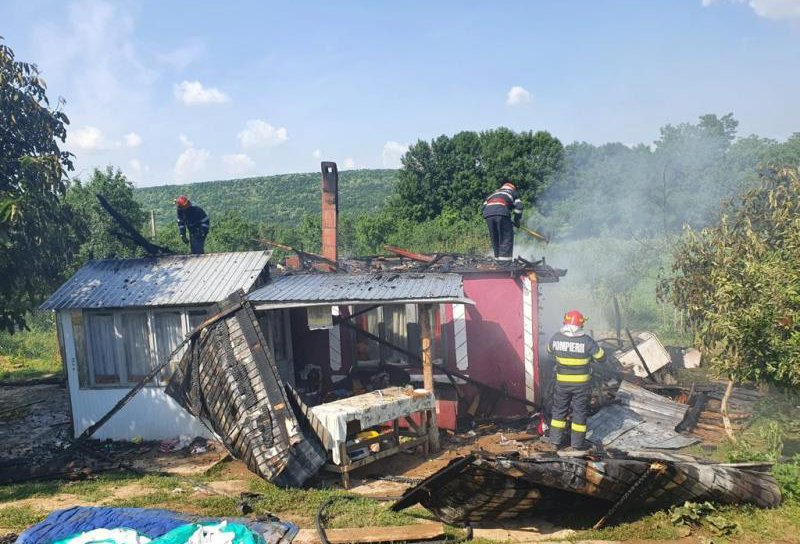 Familie cu cinci copii minori rămasă fără locuință în urma unui incendiu - FOTO