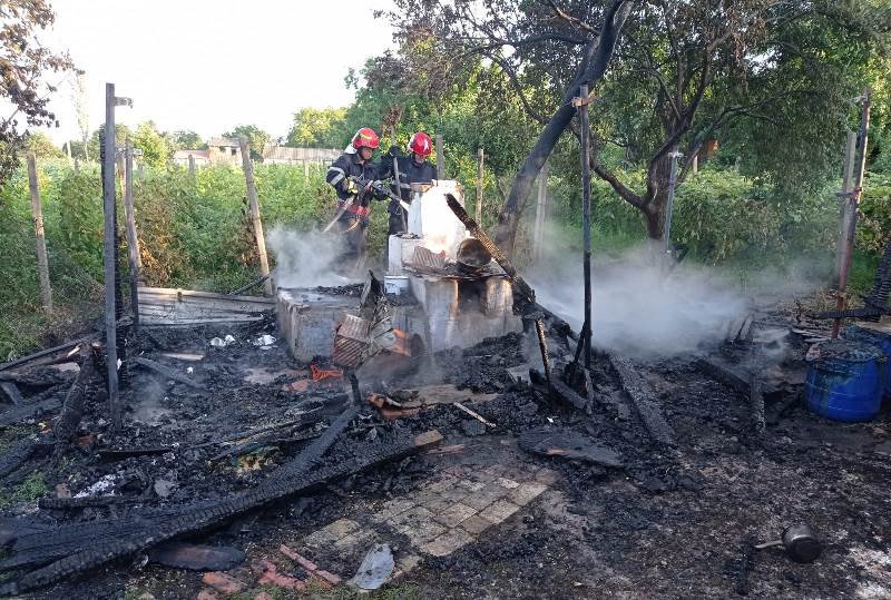 Bucătărie de vară distrusă de foc la Flămânzi - FOTO