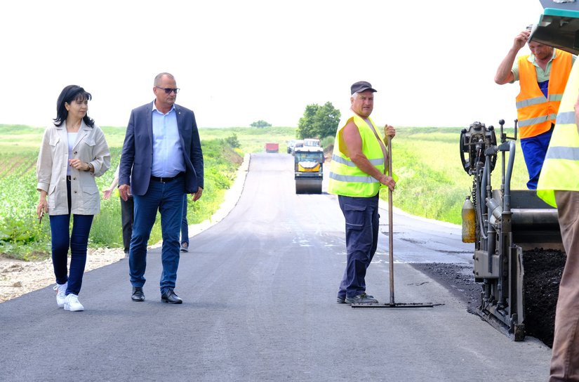 Asfalt turnat pe drumul județean Coțușca – Ghireni - FOTO