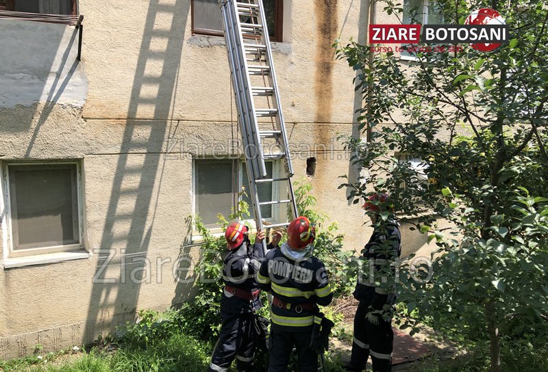 Copil de doi ani blocat într-un apartament din Dorohoi - FOTO