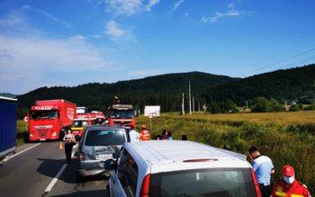 Două microbuze pentru transport persoane …