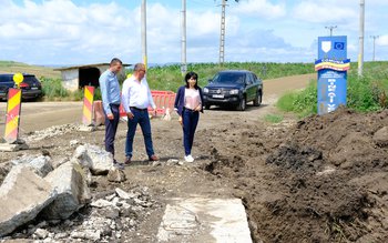 Începe asfaltarea drumului prin Prăjeni …