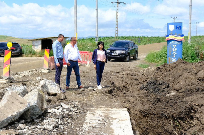 Începe asfaltarea drumului prin Prăjeni - FOTO