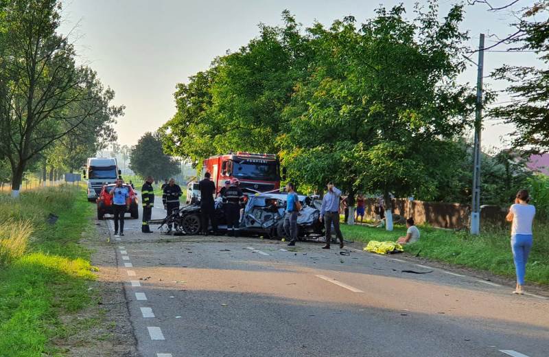 Accident grav! Un mort și două persoane rănite grav după impactul cu un copac - FOTO