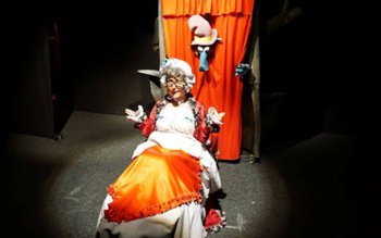 Scufița roșie revine pentru voi …