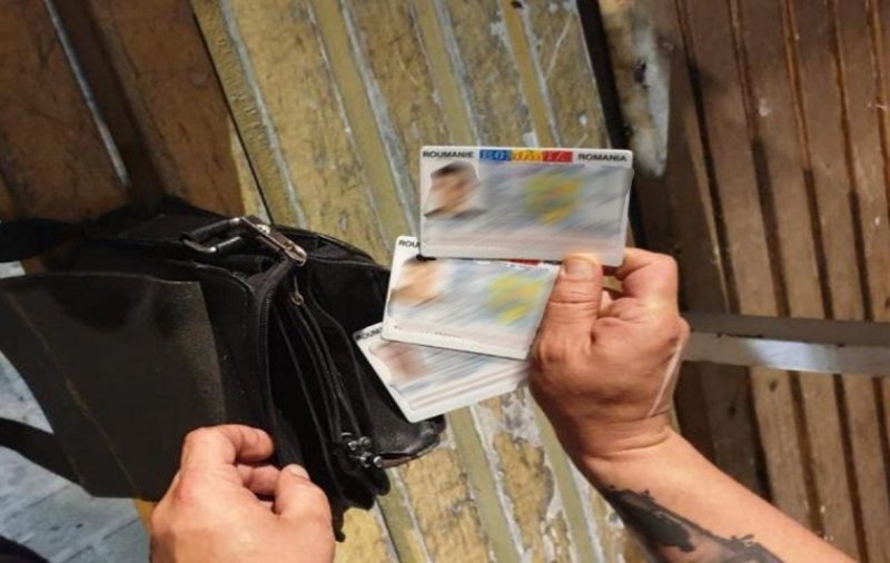 Depistat în timp ce încerca să transporte în Franța trei documente de identitate românești false