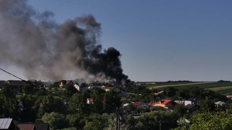 Pompierii solicitați pentru stingerea unui incendiu care a cuprins un garaj din Botoșani - FOTO