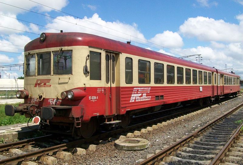 Mașină acroșată de trenul Dorohoi-Iași. Două persoane au ajuns la spital