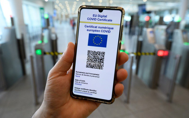 Pasagerii care au certificatul digital european NU mai trec prin controlul DSP din aeroport - Cine poate merge prin fluxul verde