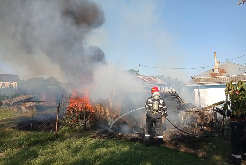 Anexă distrusă într-un incendiu. Proprietarul a suferit un atac de panică - FOTO