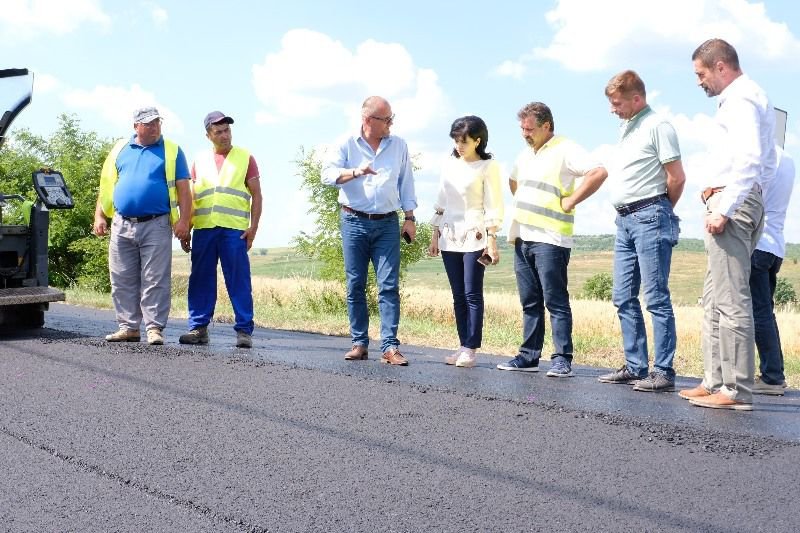 Covoare asfaltice turnate pe drumurile județene - FOTO