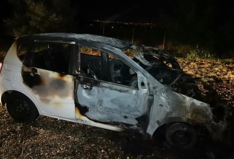 Incendiu generat de un autoturism care a luat foc în fața unei firme de dezmembrări