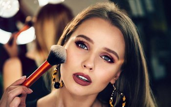 Prin ce diferă machiajul de …