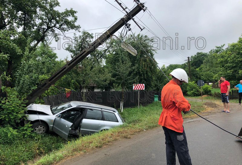 Accident! O mașină a ieșit de pe carosabil și a rupt un stâlp - FOTO