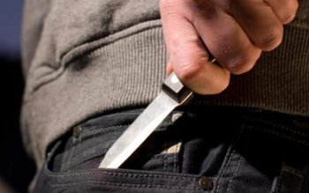 Polițist înjunghiat spontan de către …