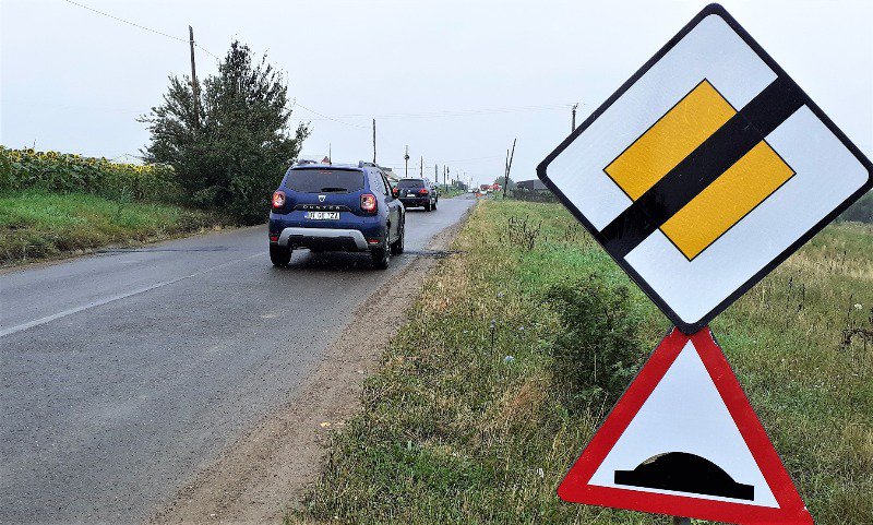 Limitatoare de viteză în intersecțiile cu probleme de pe drumurile județene - FOTO