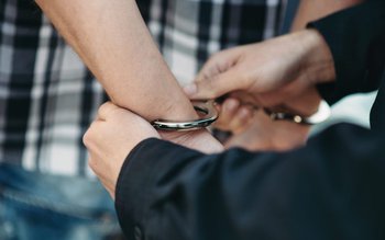 Doi tineri neliniștiți reținuți pentru …