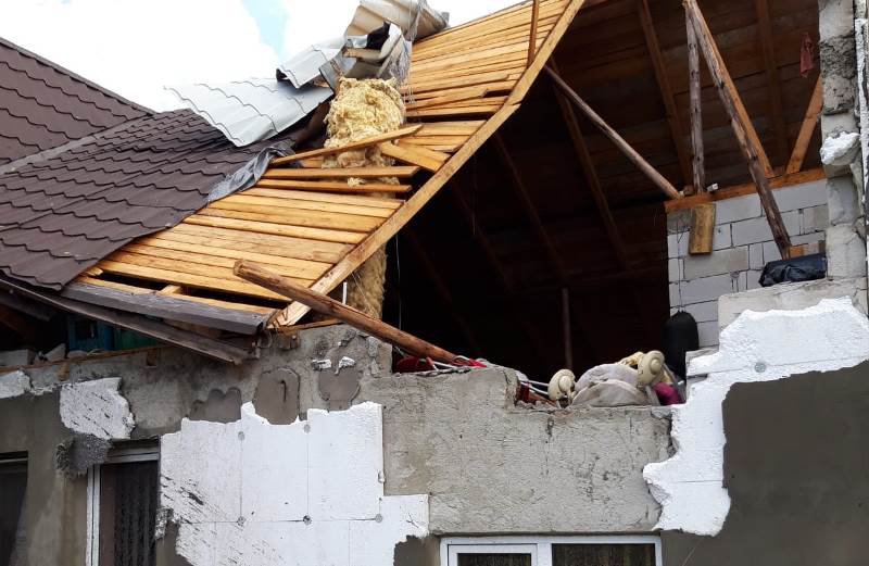 Două case au rămas fătă acoperiș după furtuna de luni după amiază - FOTO