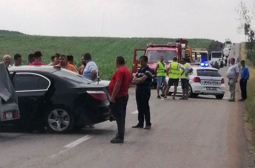 Două persoane rănite în urma unui accident în care au fost implicate patru autoturisme - FOTO