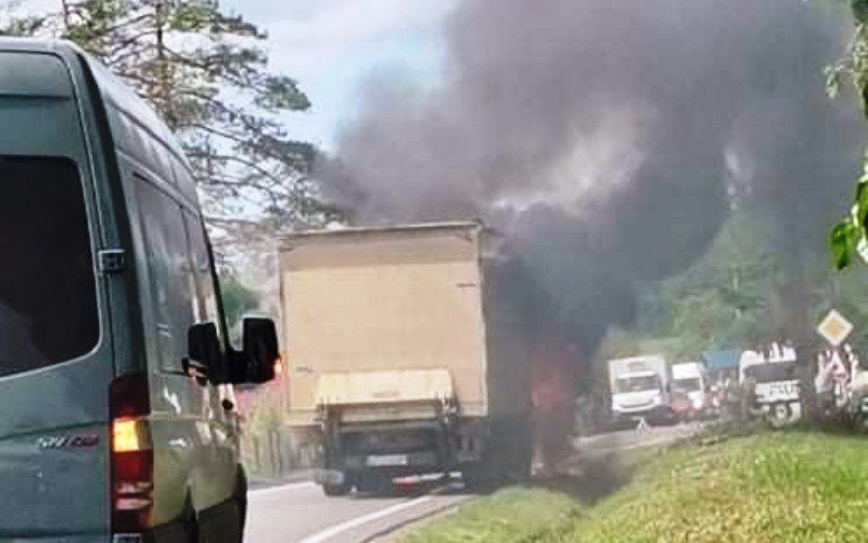 Circulație oprită la ieșirea din Brăești. Un camion ce transporta marfă de la Dorohoi la Botoșani a luat foc – FOTO