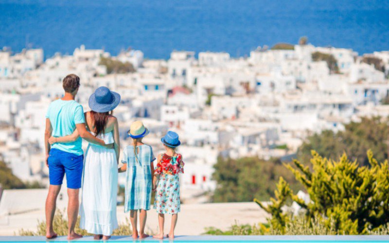Grecia impune de astăzi, carantină pe două insule pline de turiști români
