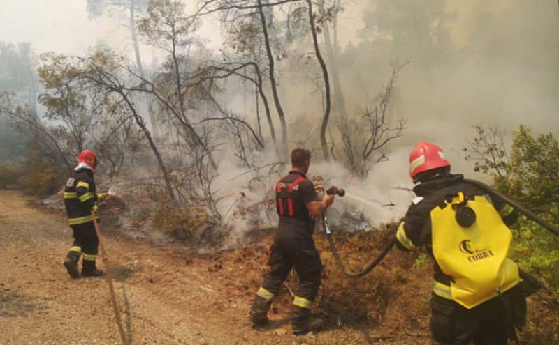 Pompierii români, lăudați în presa din Grecia: Parcă sunt de pe altă planetă. Folosesc drone, sunt organizați și au reflexe uimitoare