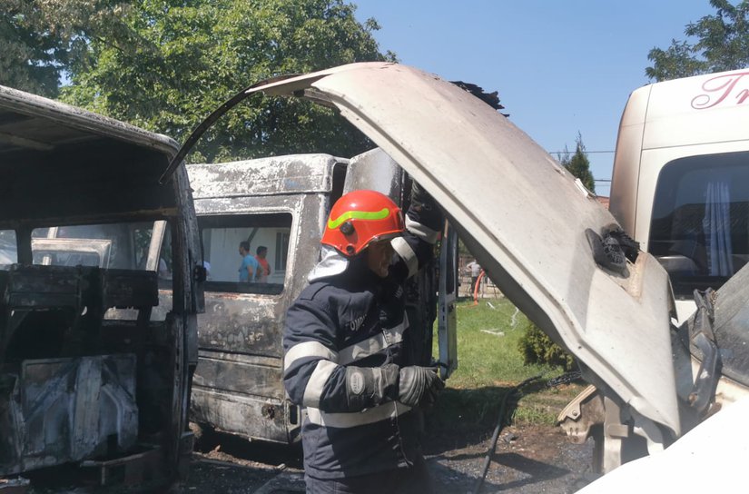 Incendiul de la Microbuzul a fost stins. Clădirea de birouri și 20 de microbuze au fost salvate – FOTO