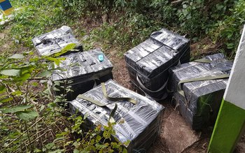 Ţigarete de contrabandă abandonate în …