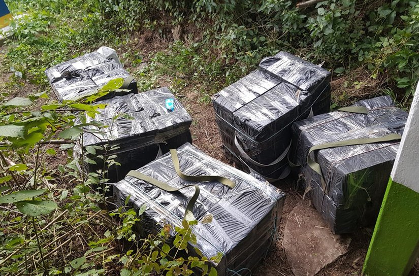 Ţigarete de contrabandă abandonate în vegetaţie la vederea poliţiştilor de frontieră - FOTO